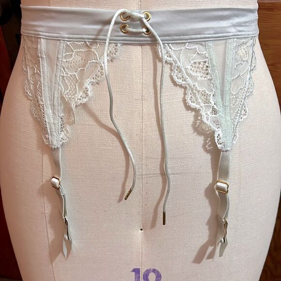 Victoria’s Secret Silver Aqua Lace and Satin Garter Belt Sz XS/S - Picture 2 of 3